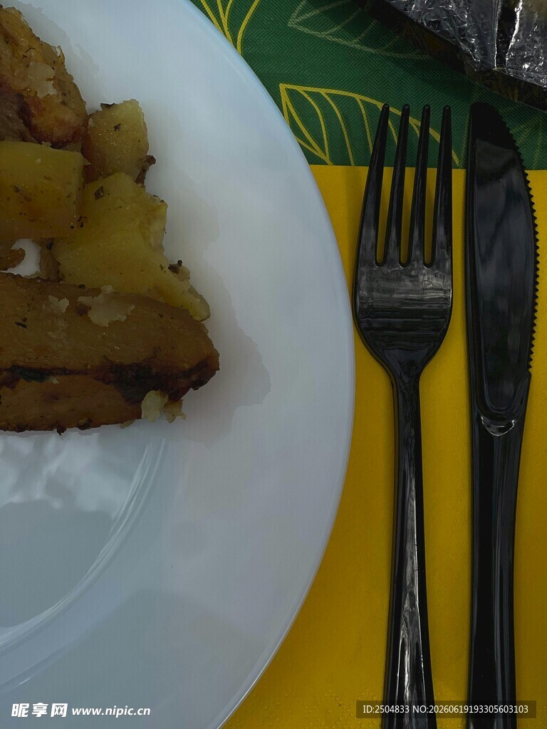 餐盘上的食物与餐具
