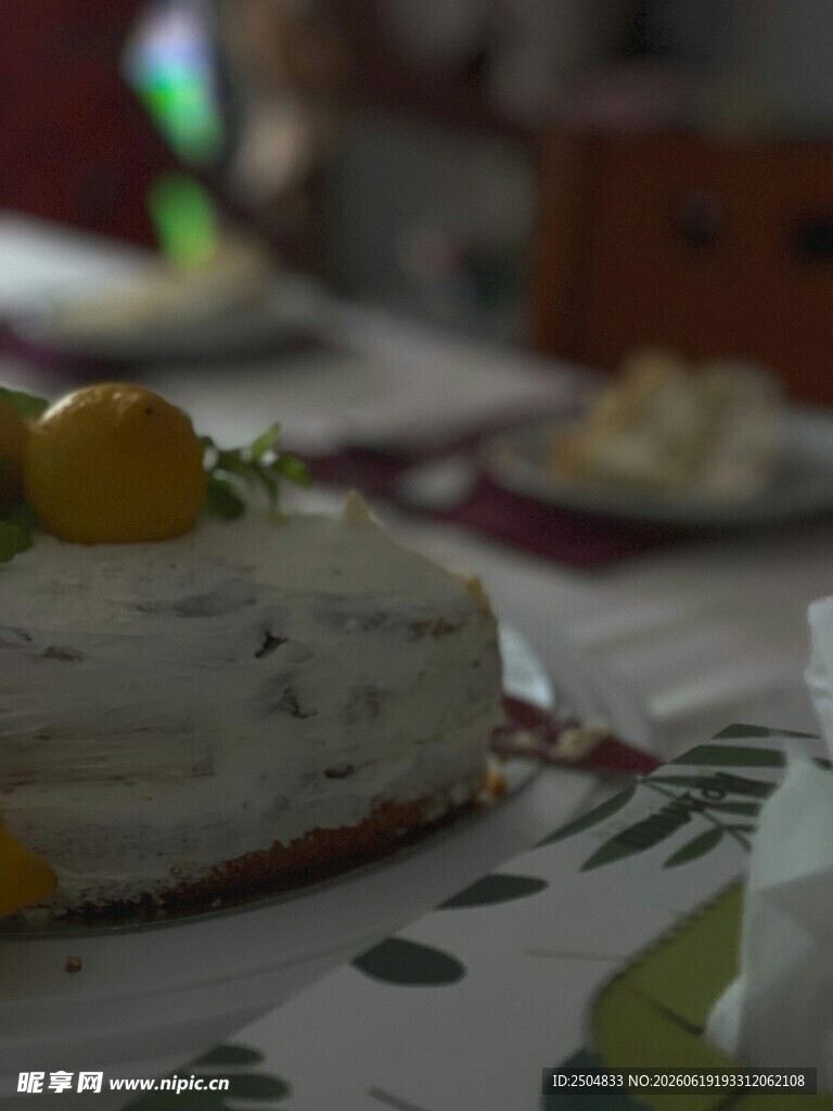 桌上美味蛋糕与水果