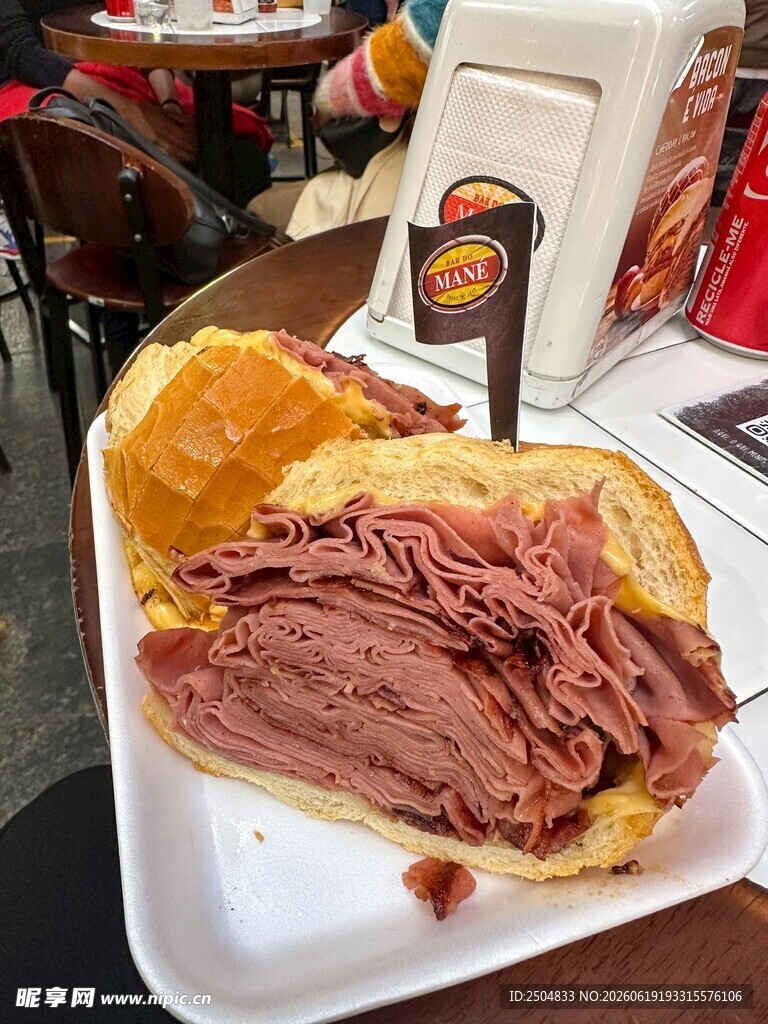 美味多汁的牛肉三明治