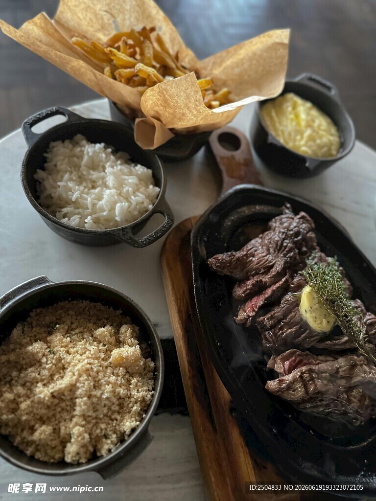 牛排 米饭 薯条 蘸酱 西餐