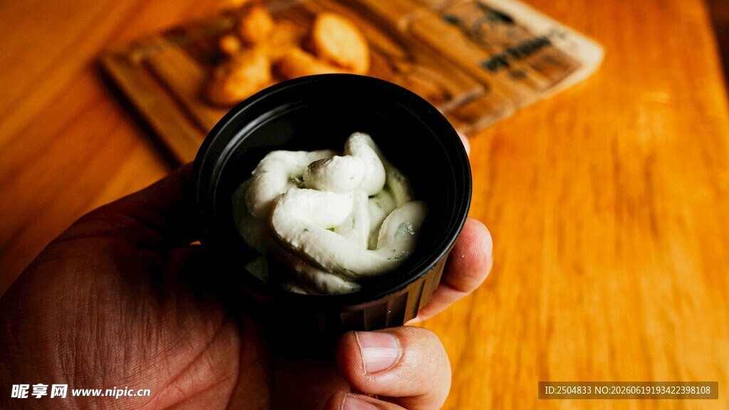 手持黑杯中的美味冰淇淋