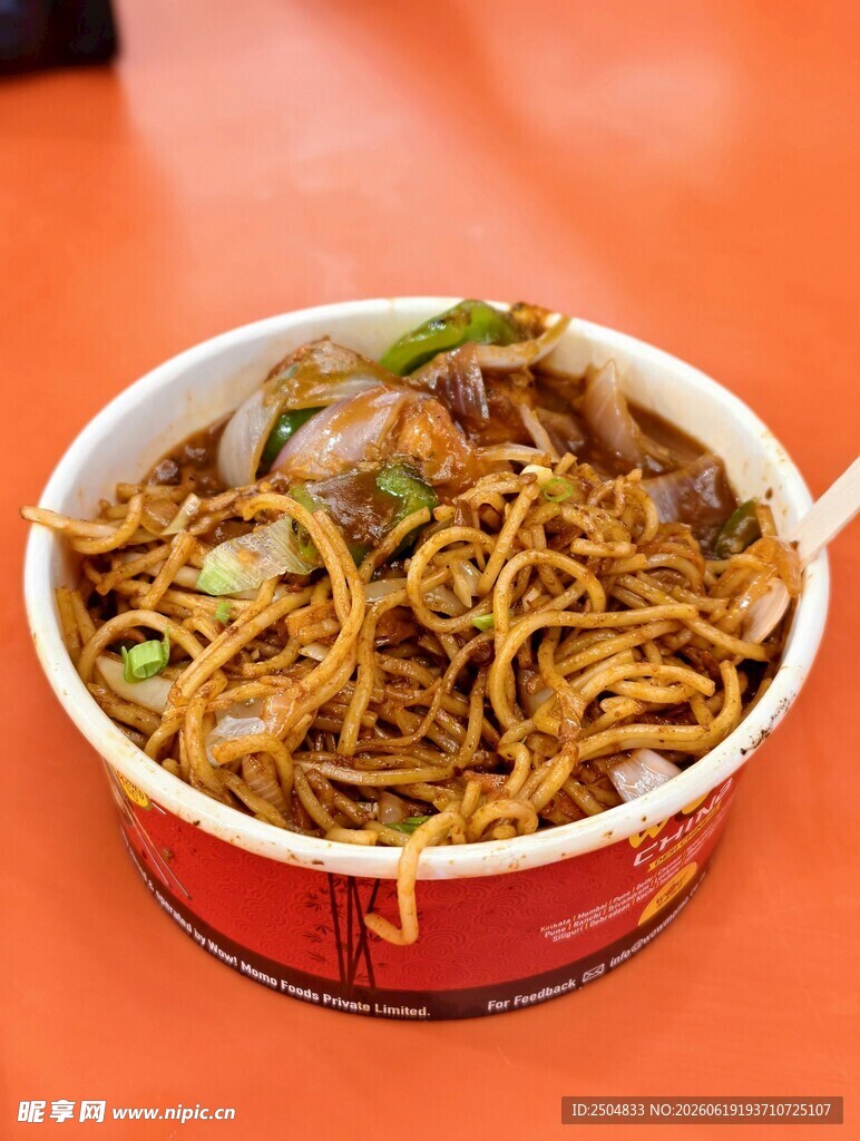 热干面 面条 葱花 配菜 酱料