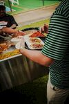 户外自助美食享用时刻