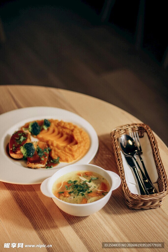 温馨餐桌的美味餐食