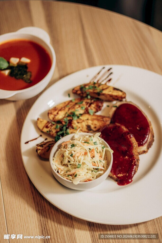 美味烤肉配多样蘸料与配菜