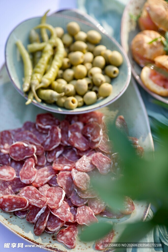 美味腌肉与特色橄榄拼盘