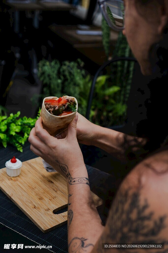 纹身者手持精致小食