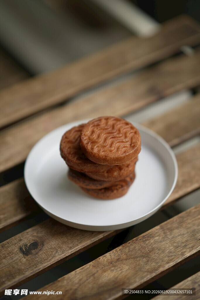 木桌上的华夫饼堆叠