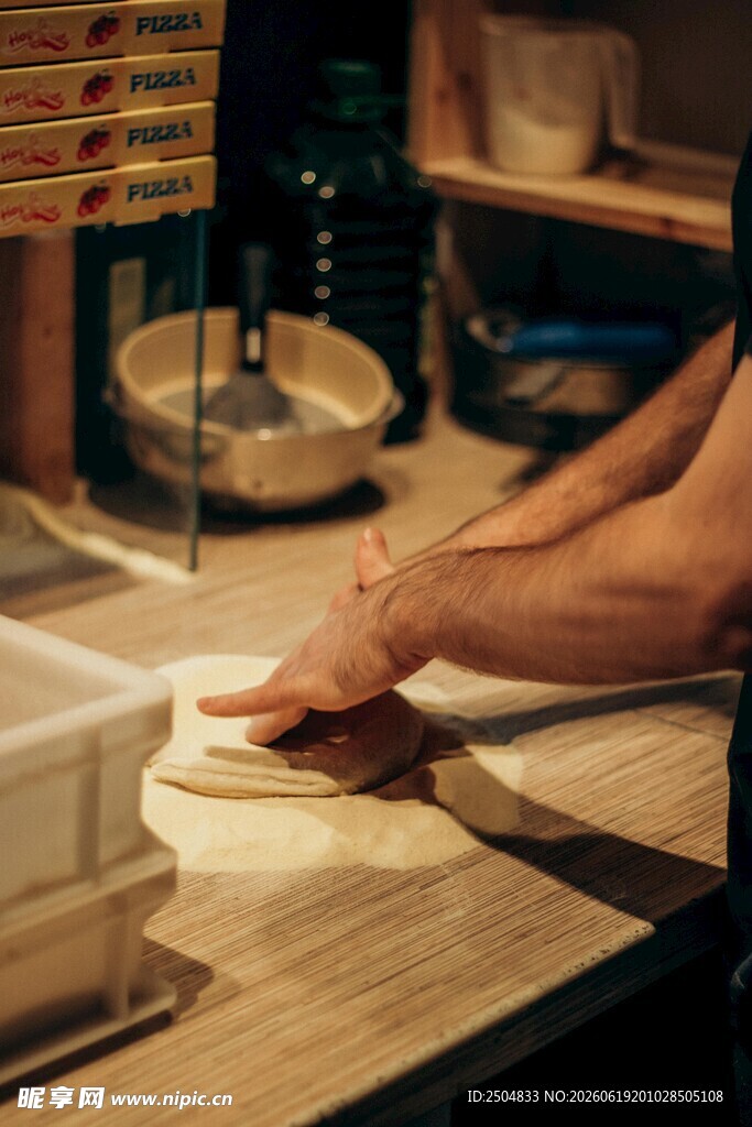 手工制作面食的温馨场景