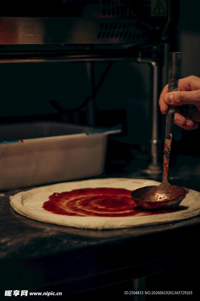 厨师制作披萨酱料画面