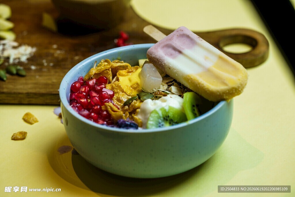 美味缤纷水果坚果冰淇淋碗