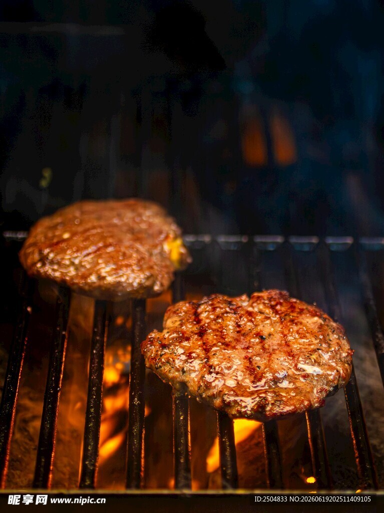 烤架上的美味牛肉汉堡