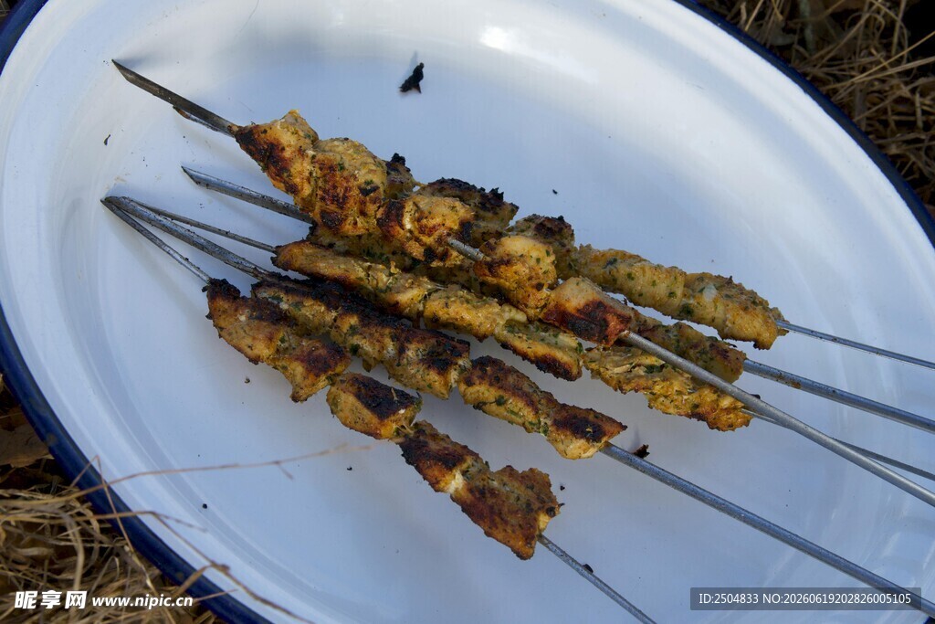 美味烤肉串摆于白色盘上