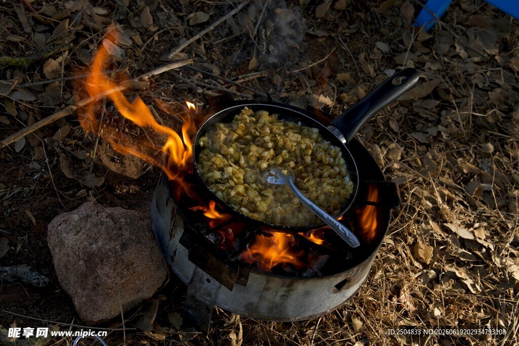 户外篝火煮食场景