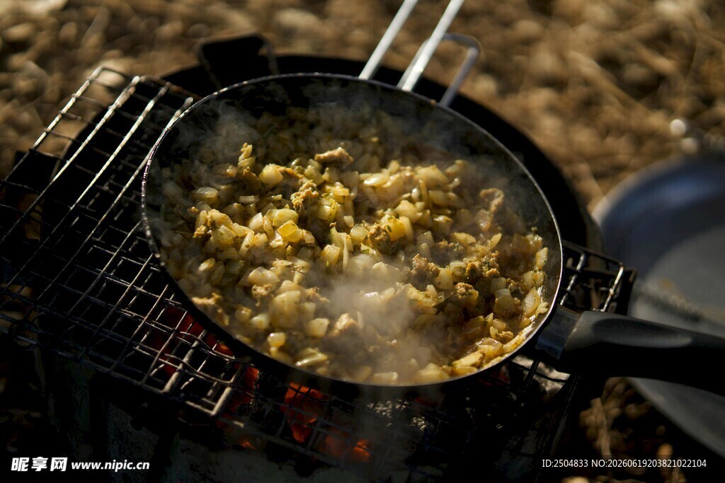 户外煎炒美食画面