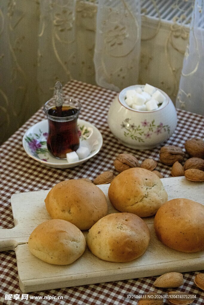 美味面包与茶饮的惬意组合