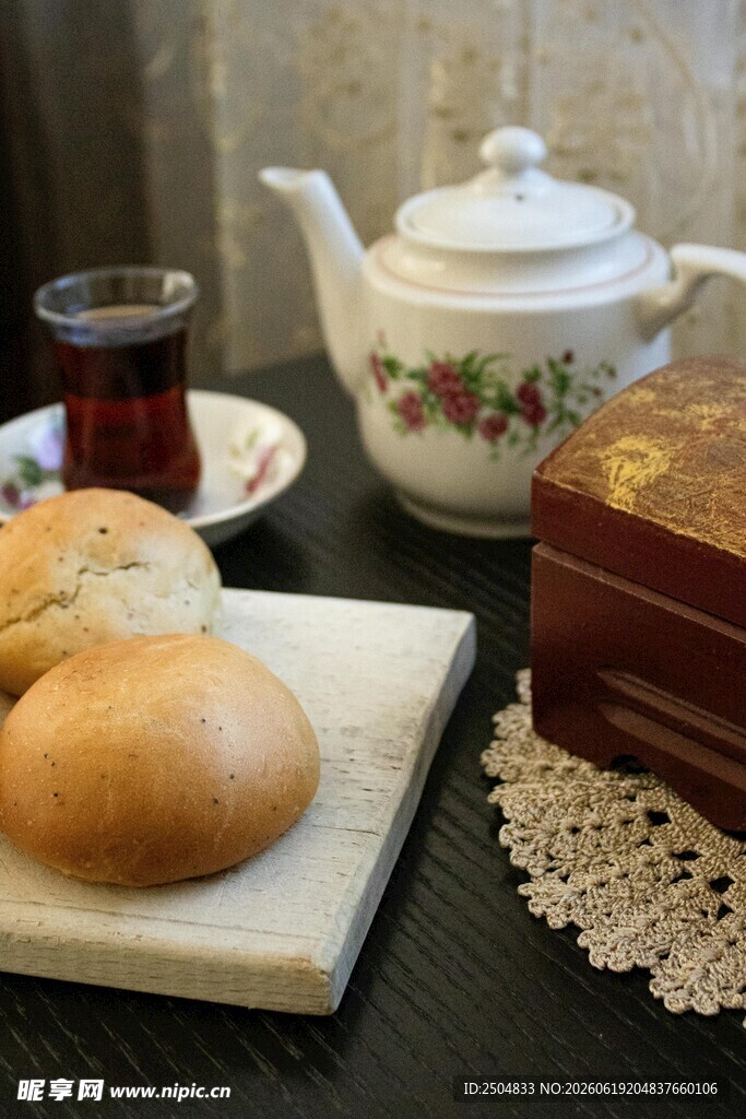 复古茶具与面包点心组合