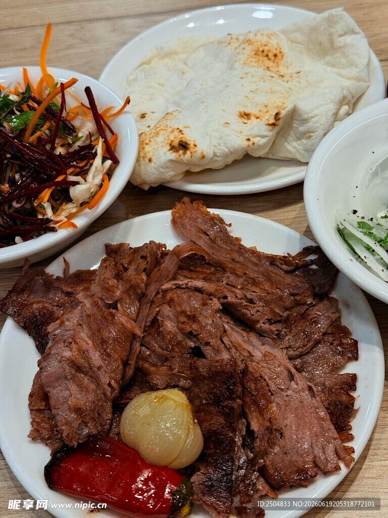 美味烤肉与多样配菜组合