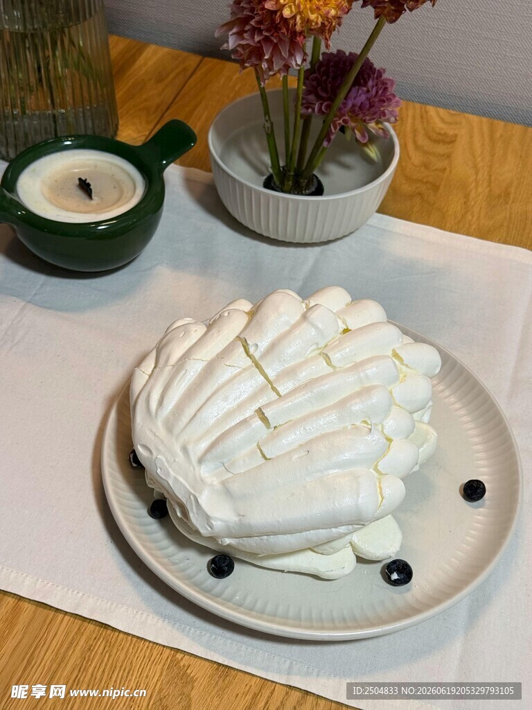 精致中式糕点摆于素雅桌