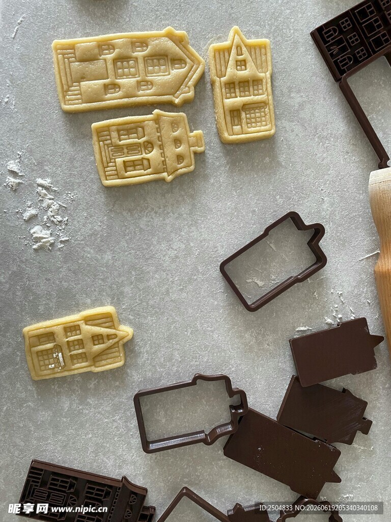 多样饼干模具与散落饼干