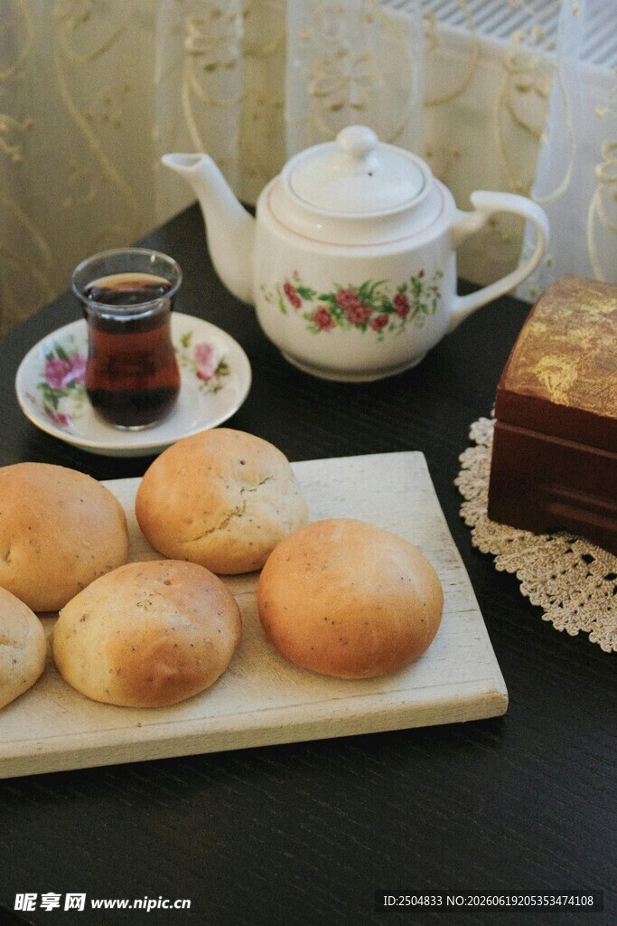 传统糕点与茶具组合