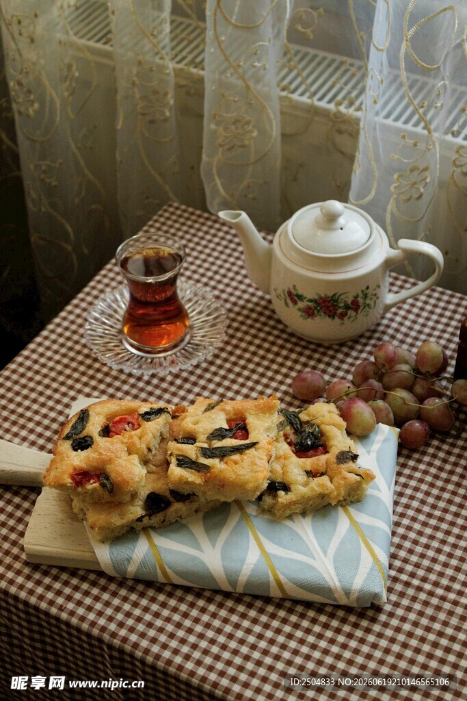 温馨茶几上的美味与茶饮