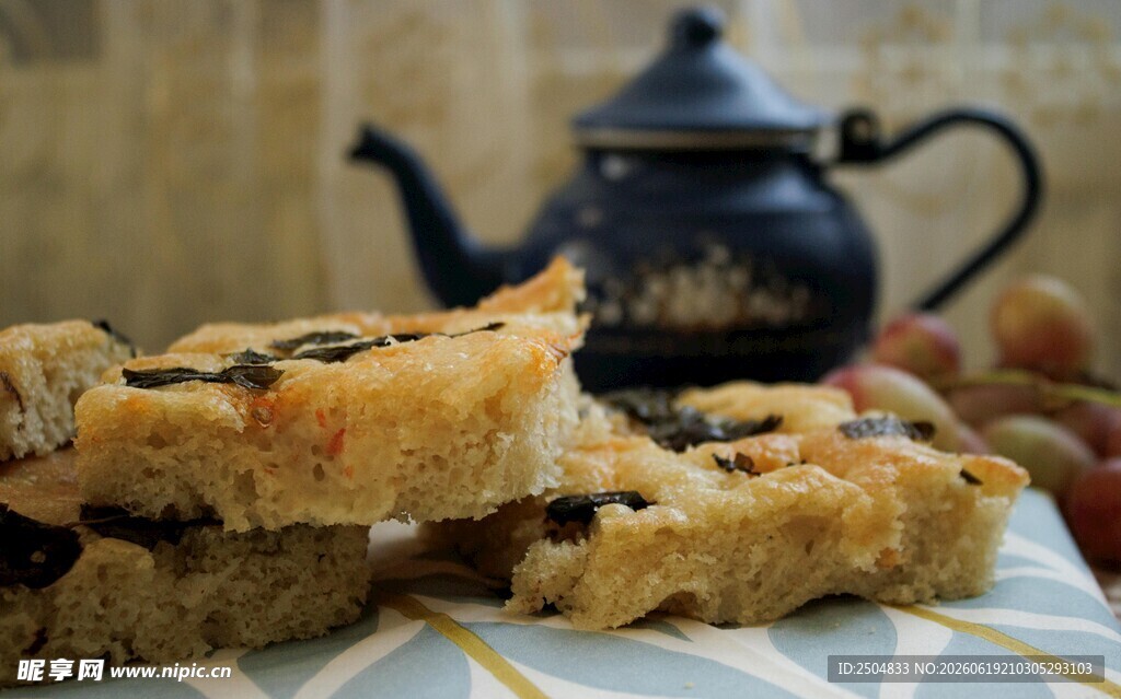 美味果干糕点与复古茶壶