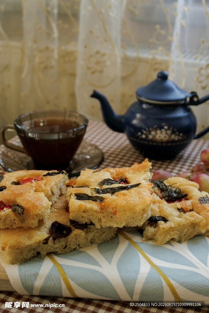 美味茶点与精致茶具组合