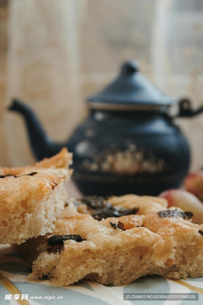 美味茶点与古朴茶壶
