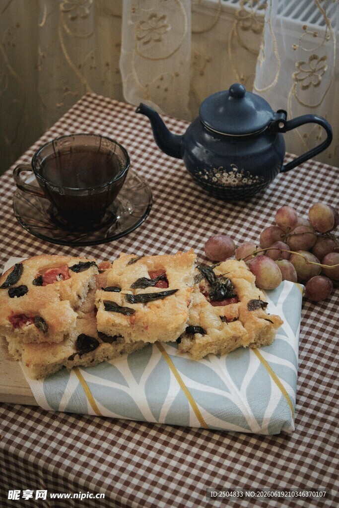 美味茶点与优雅茶具组合