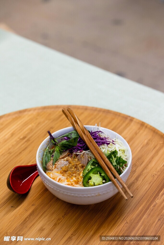 木盘上的美味中式面条