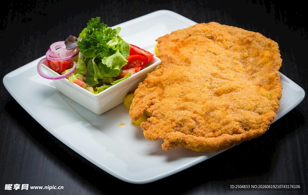 香酥炸鸡排配新鲜蔬菜