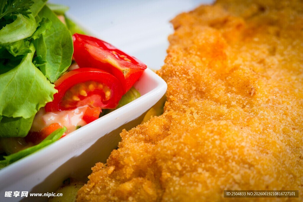 香酥炸物配新鲜蔬菜
