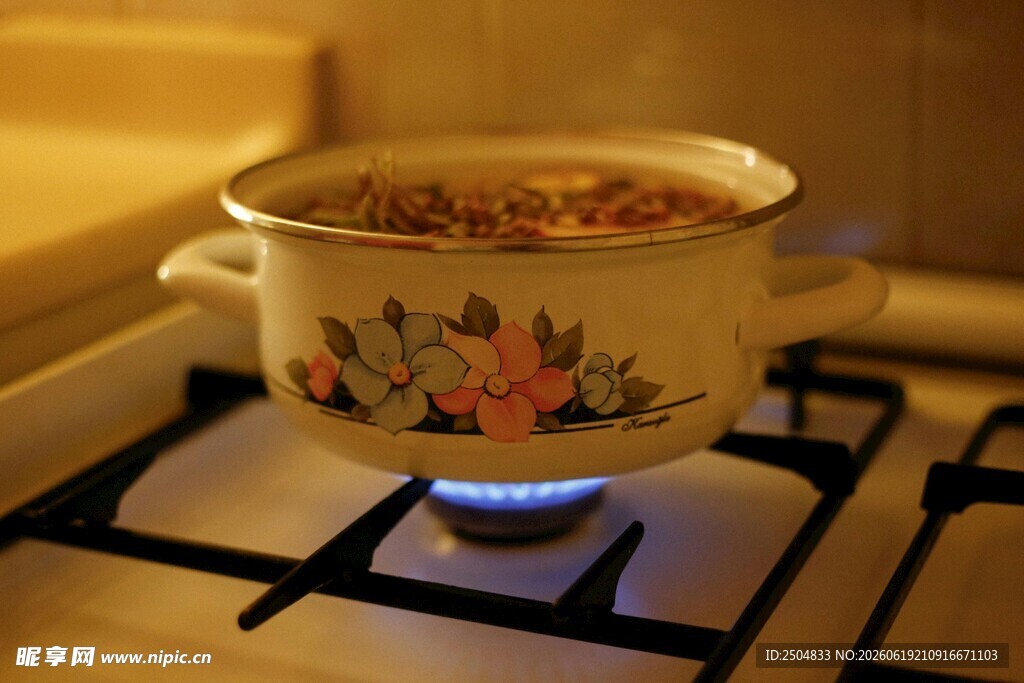 炉灶上煮着花卉图案汤锅