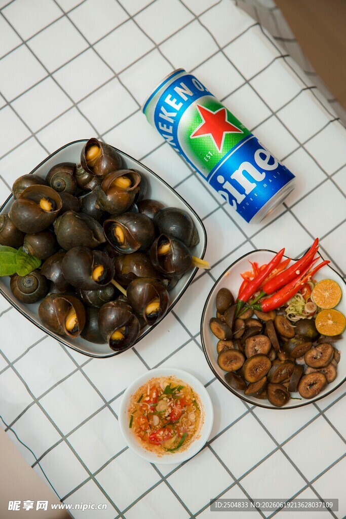 美味田螺配饮料与小菜