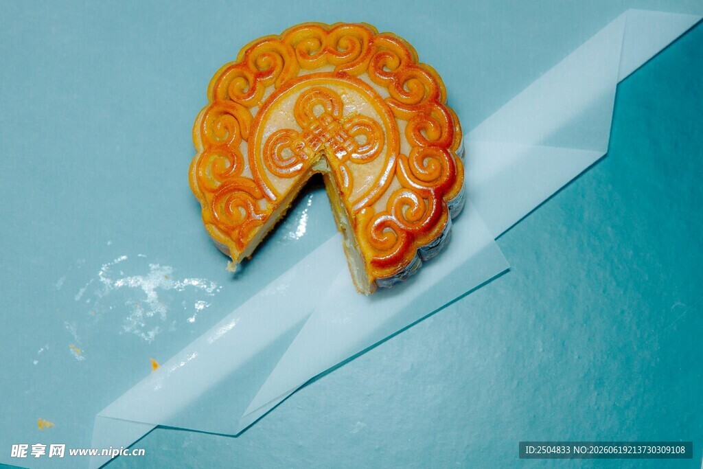 咬过一口的精美传统月饼