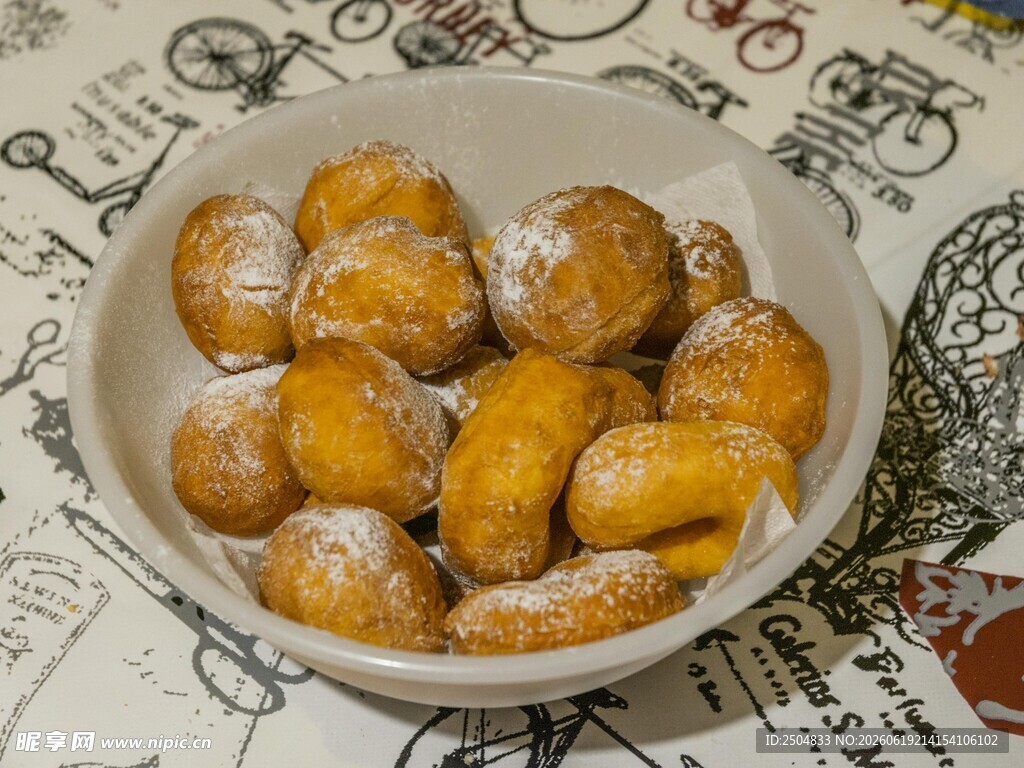 碗中美味撒粉小点心
