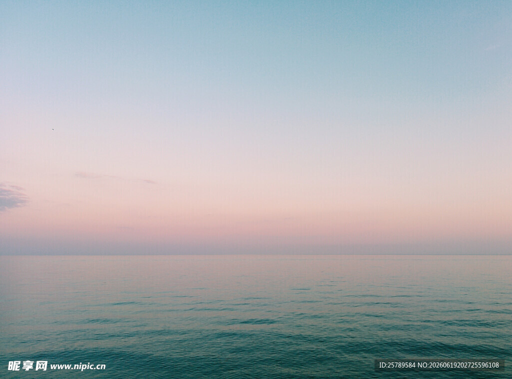 海边日出时的宁静海面