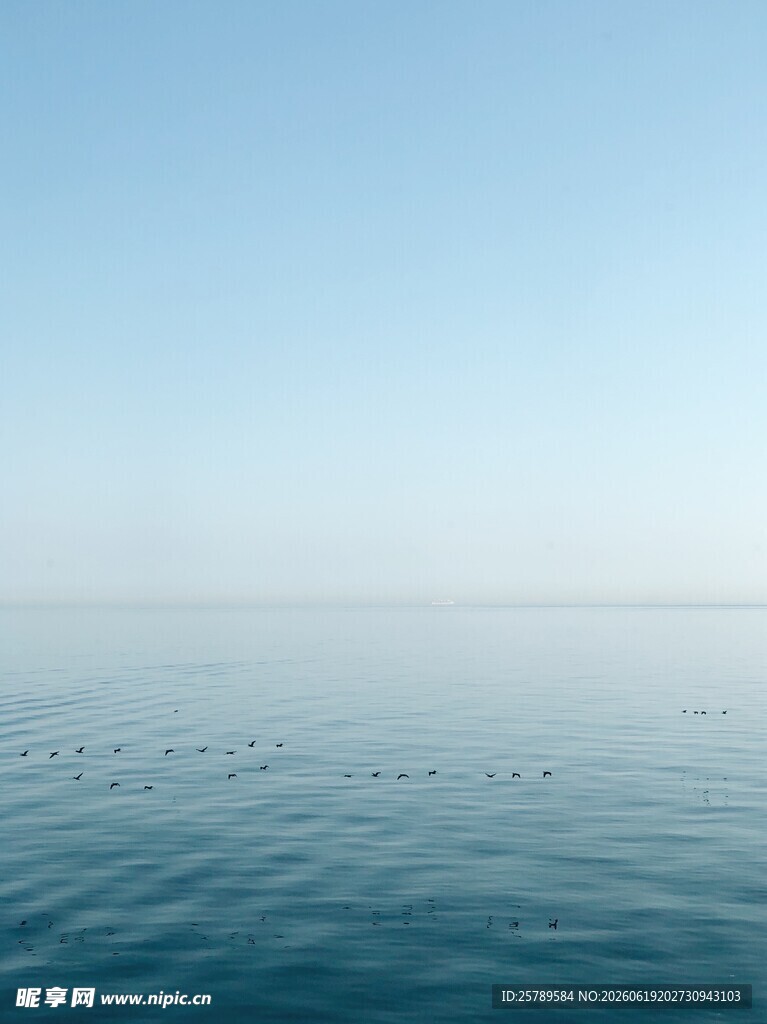 平静海面蓝天碧水相接