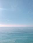 宁静海面澄澈蓝天