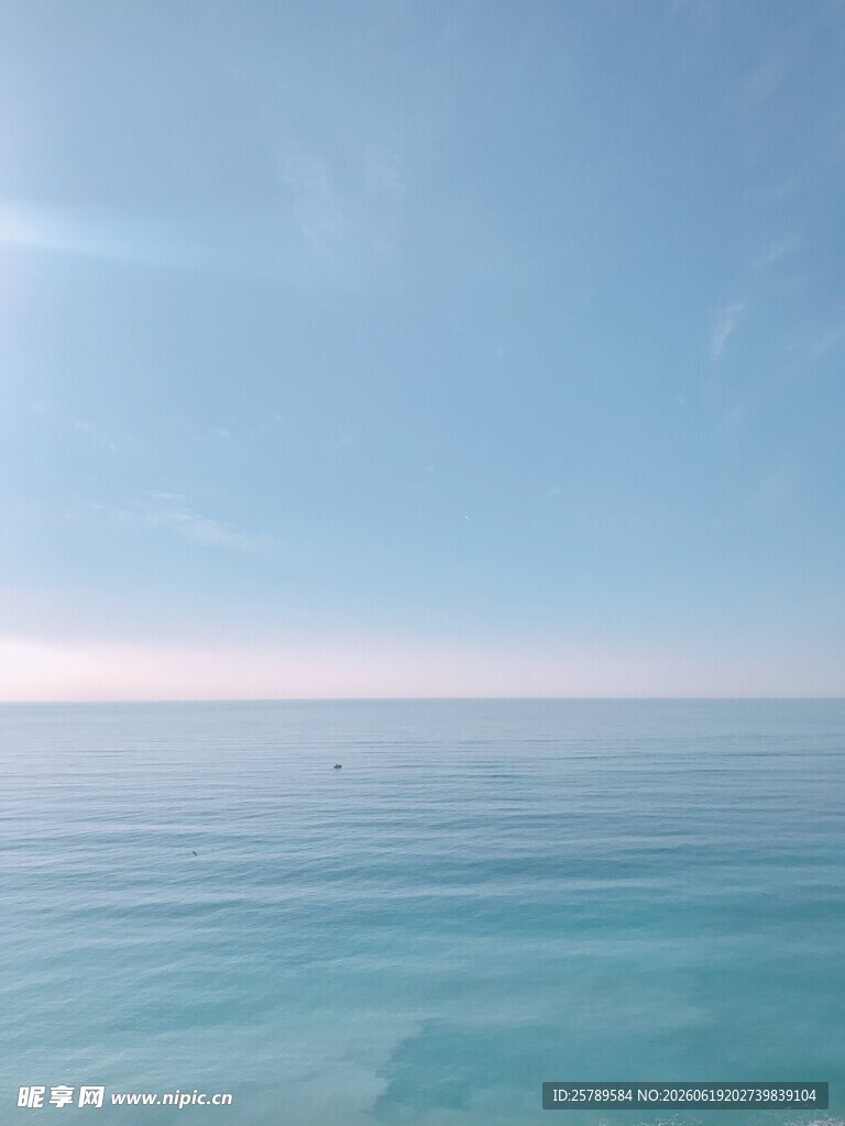 宁静海面澄澈蓝天