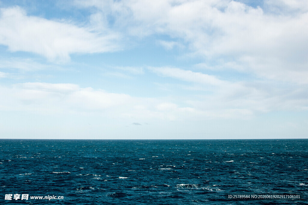 广阔海洋与蓝天白云美景