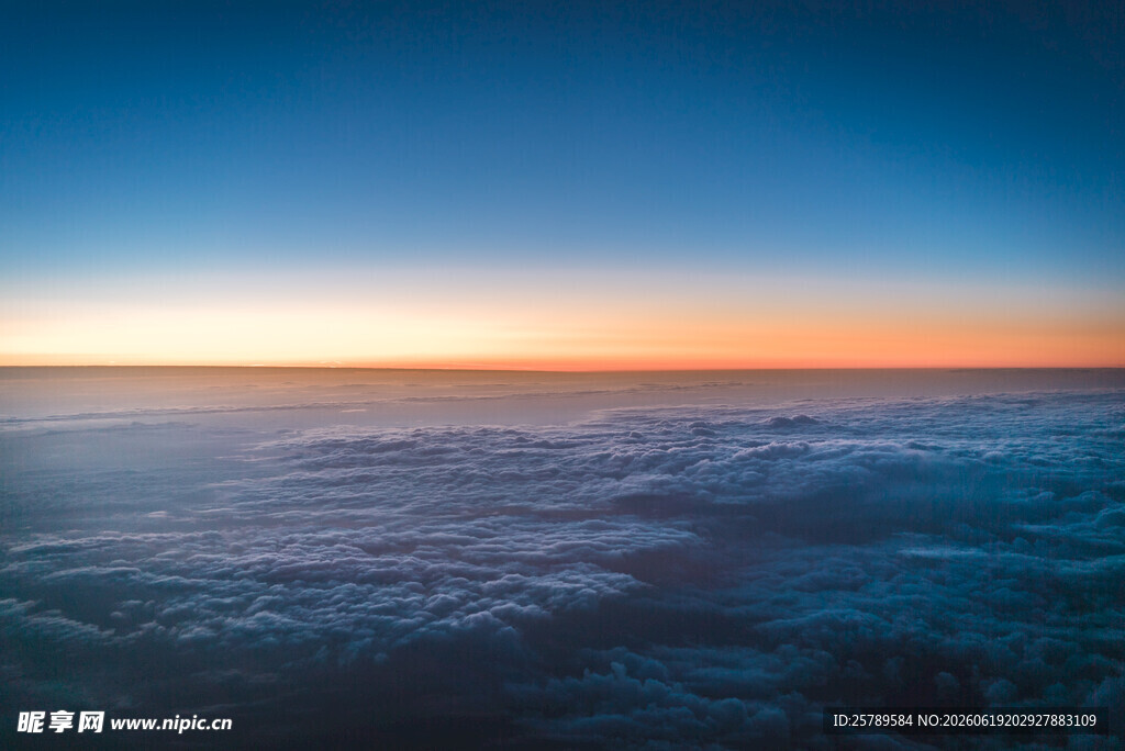 高空云海间的绚丽日出