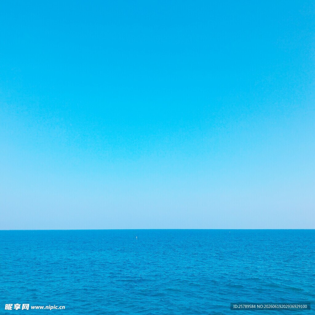 蔚蓝大海与澄澈天空