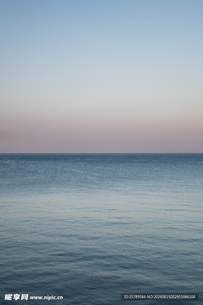 宁静海面的黄昏美景