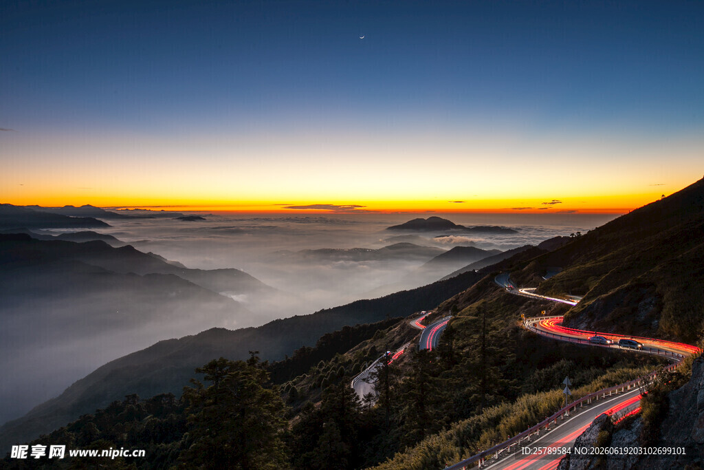 山间公路迎绝美日出景观
