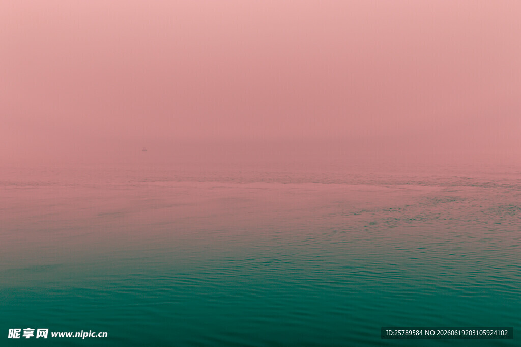 粉绿渐变的柔和海洋背景