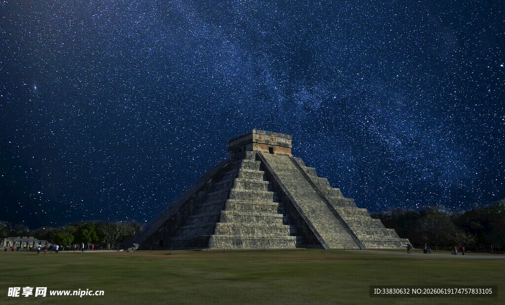 夜空下的古老玛雅金字塔
