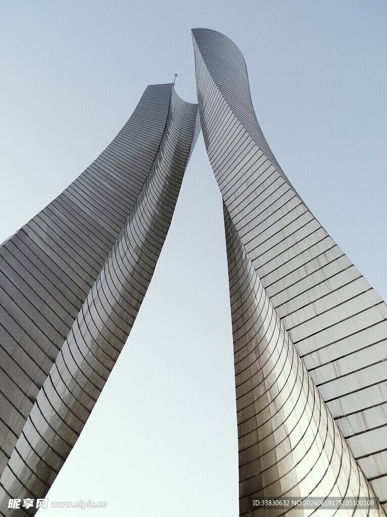 现代双子摩天大楼景观