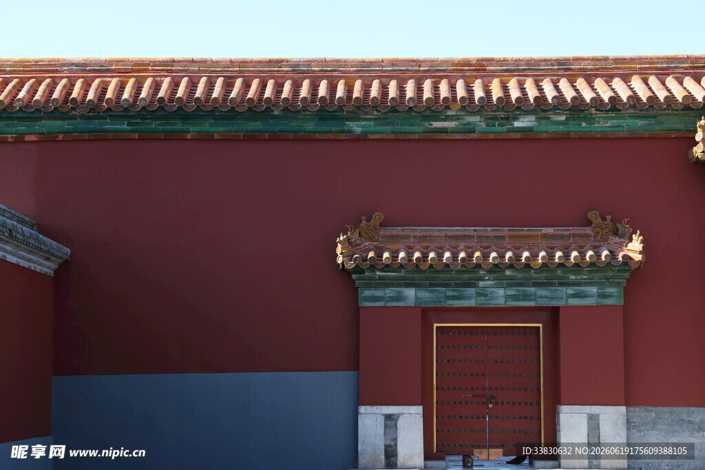 红墙宫门古建筑一角